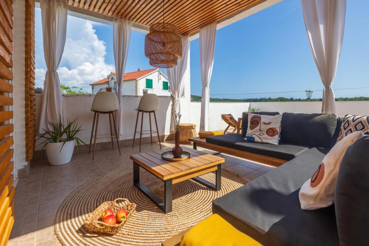 Villa Oasis With Private Pool Милна Екстериор снимка
