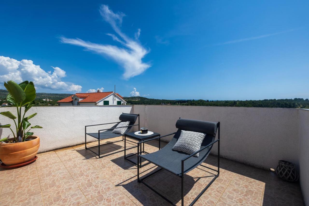 Villa Oasis With Private Pool Милна Екстериор снимка