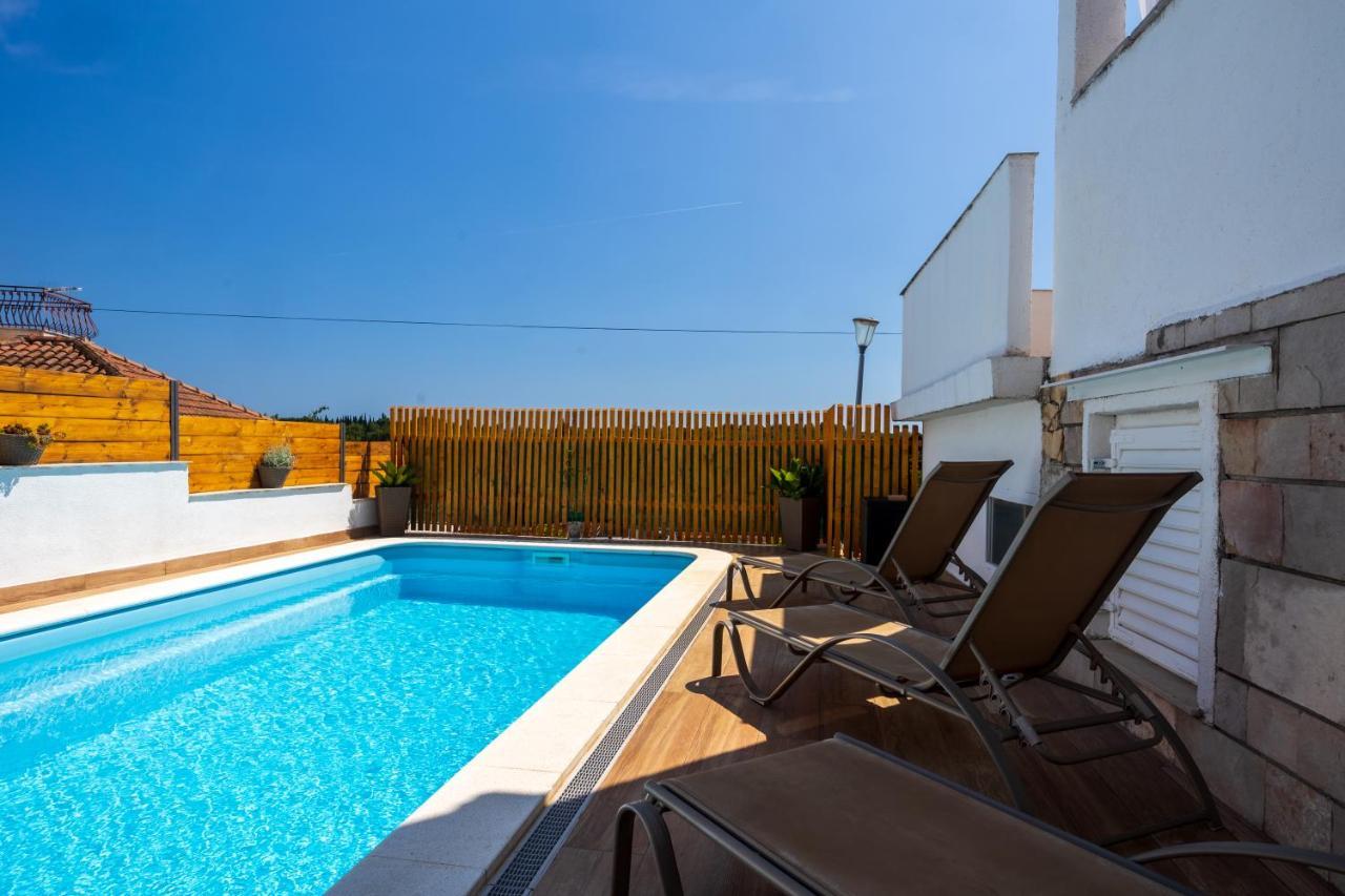 Villa Oasis With Private Pool Милна Екстериор снимка