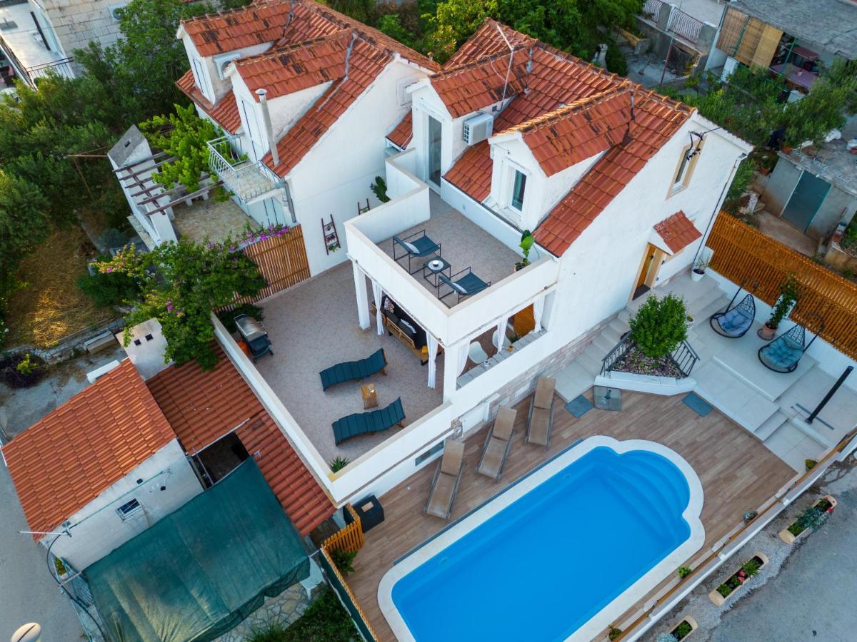 Villa Oasis With Private Pool Милна Екстериор снимка