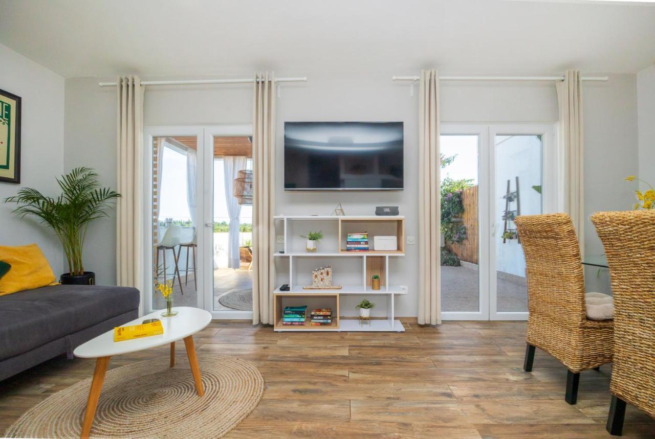 Villa Oasis With Private Pool Милна Екстериор снимка
