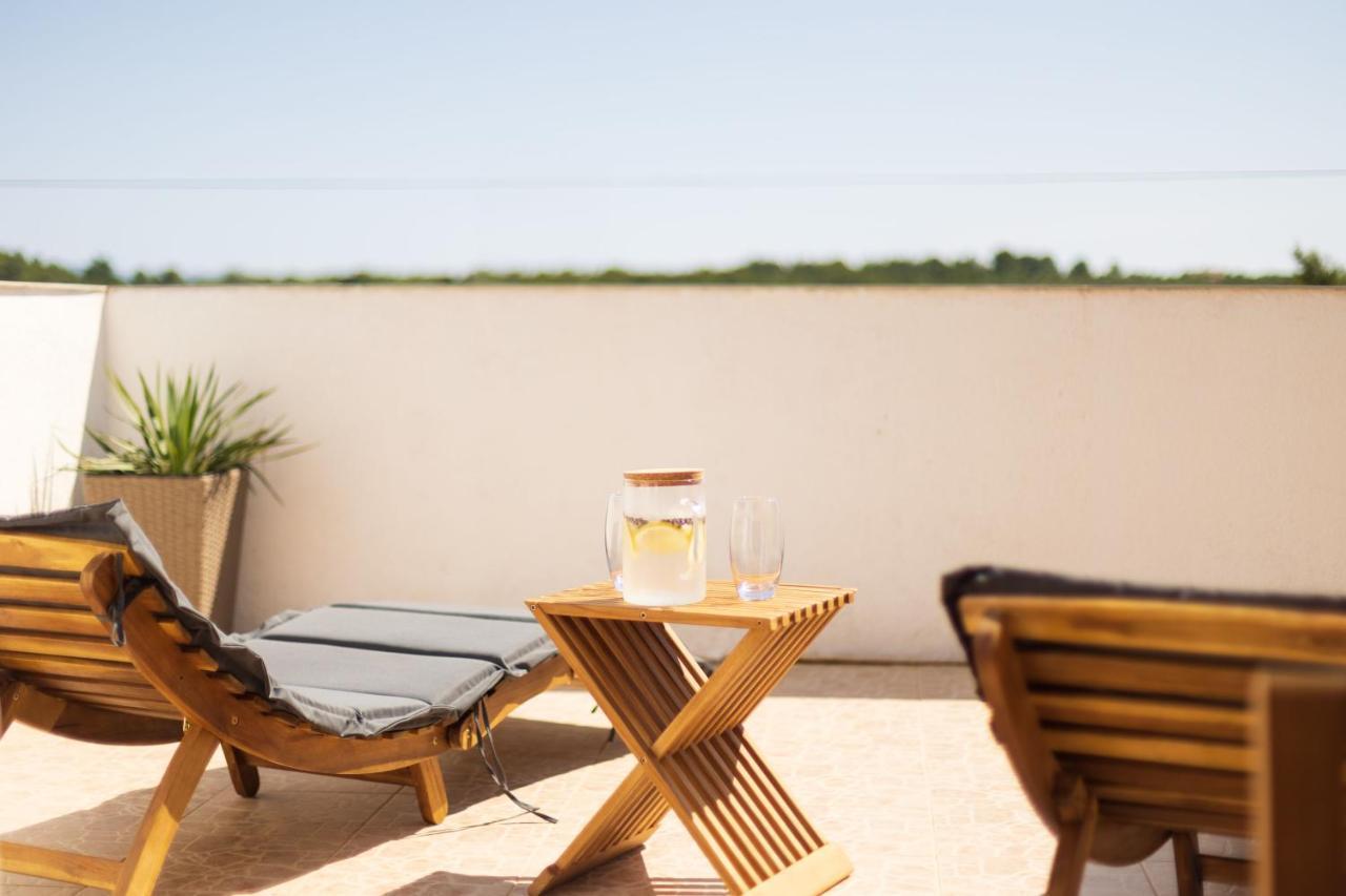Villa Oasis With Private Pool Милна Екстериор снимка